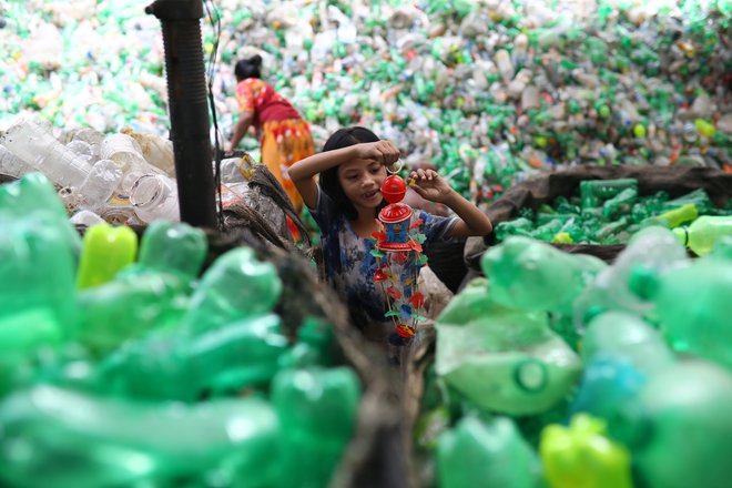 Tovarna za recikliranje plastike v Daki. FOTO Reuters