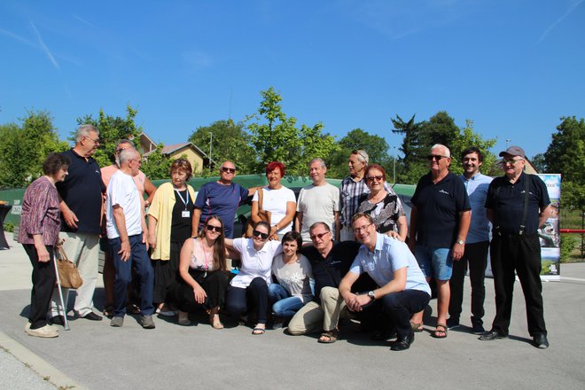 Ob predaji ključev drugega avtomobila zavodu Sopotniki so se zbrali nekateri prostovoljci, uporabniki in tisti, ki skrbijo, da projekt poteka tudi v občini Kočevje. Foto Simona Fajfar