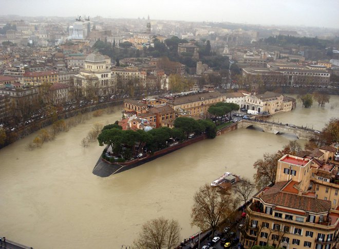 The Tiber river surrounds the Tiberina island in downtown Rome December 12, 2008. Officials put Rome on a state of alert for the Tiber breaking its banks on Friday, after days of unrelenting rain and thunderstorms that the mayor likened to an "earthq