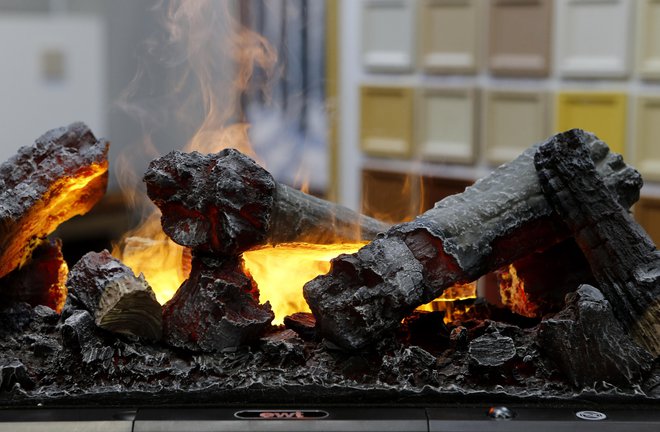 Kurjenje biomase je eden glavnih virov delcev. FOTO: Blaž Samec/Delo