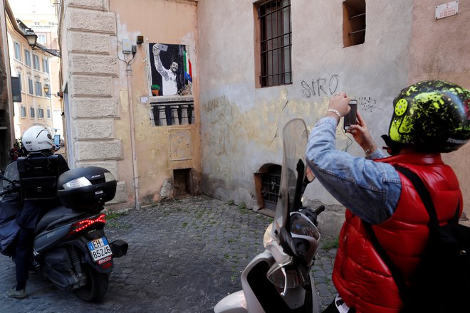 Zaradi Salvinija mnogi Italijani pravijo, da jih je sram, da so Italijani.Selfi diktatorja, delo italijanskega uličnega umetnika, na &raquo;Mussolinijevem balkonu&laquo;. Foto Reuters