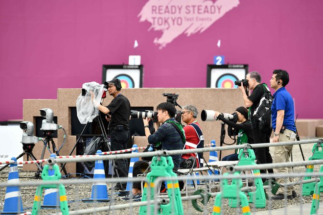 Fotografi so že preverili delovne pogoje na lokostrelskem poligonu v Jumenošimi. FOTO: AFP