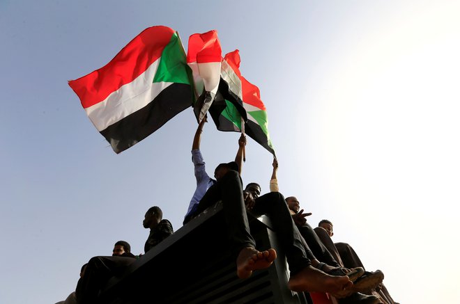 Sudanski protestniki na Zelenem trgu v Kartumu FOTO: Reuters