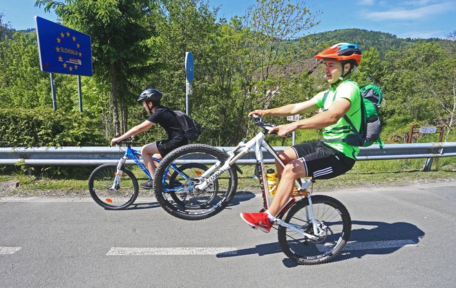 Urejena kolesarska infrastruktura je pogoj za razvoj kolesarskega turizma, s katerim naši severni sosedje ustvarjajo več tisoč nočitev. Foto Tadej Regent