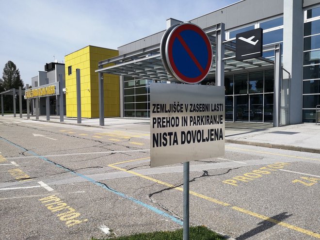 Stari upravljavec Aerodrom Maribor je z opozorilnimi tablami omejil dostop do letališča. FOTO: Mariborinfo
