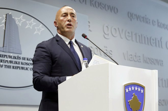 Haradinajevo pojasnilo,&nbsp;da je odstopil iz domoljubnih razlogov, je le metanje peska v oči&nbsp;javnosti. FOTO: Laura Hasani/Reuters