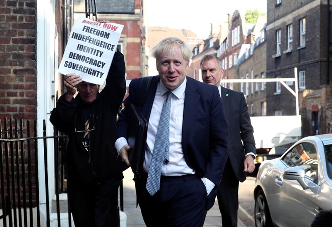 Boris Johnson bo jutri tudi uradno prevzel vodenje britanske vlade. FOTO: Hannah McKay/Reuters