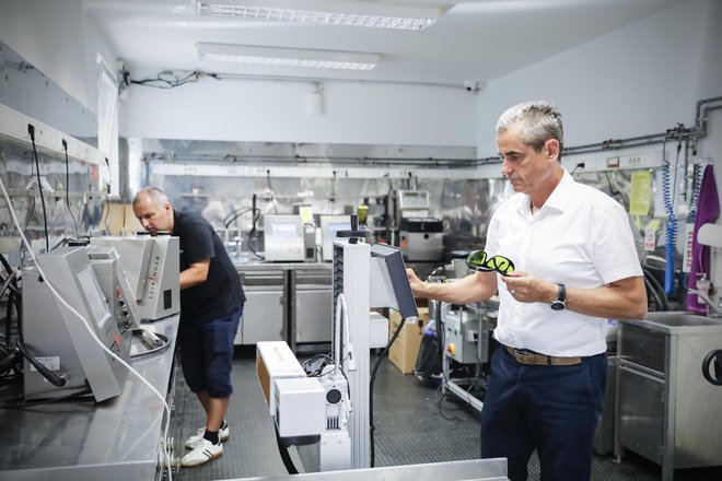 Vojko Arzenšek, direktor podjetja Adheziv, pravi, da so prvi lansirali vektorske industrijske laserske tiskalnike, kot tudi projekte sledljivosti v prehrambeni industriji. FOTO: Uroš Hočevar/Delo