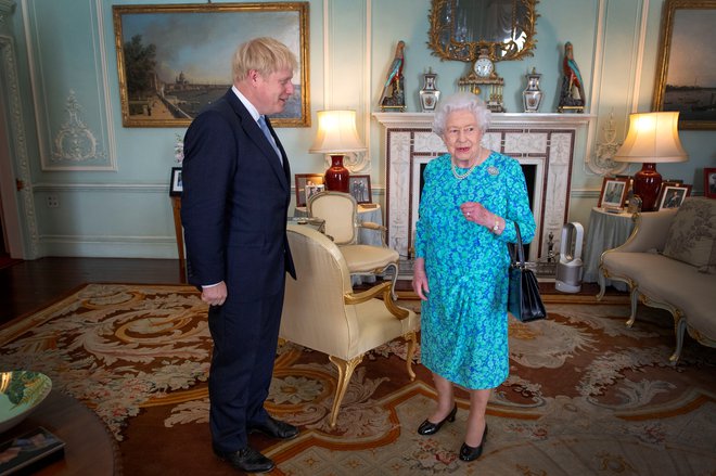 Novega britanskega premiera je v Buckinghamski palači sprejela kraljica Elizabeta II. Foto Reuters