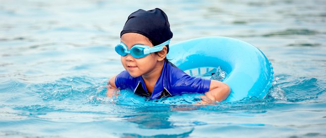 Za rekreativno vadbo sta zaradi vodnega upora primerna že hoja in tek po dnu plitvega bazena ali urejenega morskega dna. Foto: Shutterstock