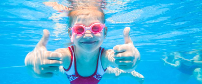 Hrbtno je zelo priporočljivo za plavalce, ki so slabše prilagojeni na vodo in se bojijo potapljati glavo. Foto: Shutterstock