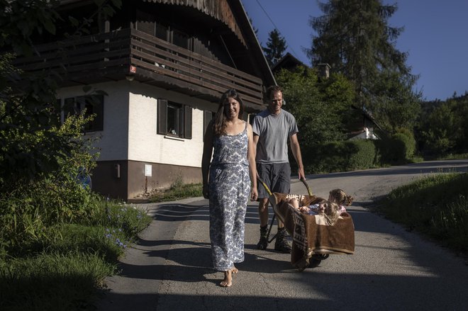 Klara in Gregor Šubic sta se odločila, da bosta, dokler otroka ne gresta v šolo, večino časa posvetila njima. FOTO: Voranc Vogel