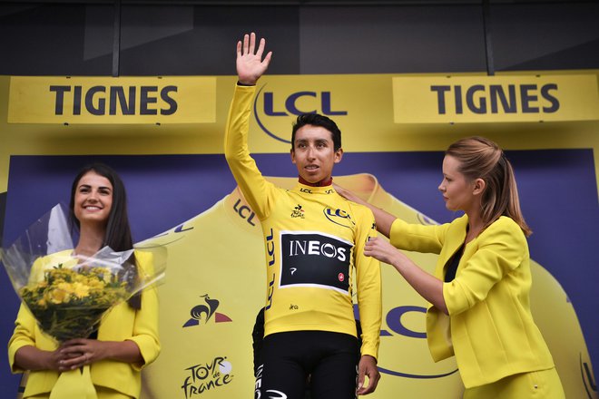 TOPSHOT - Colombia&#39;s Egan Bernal (C) celebrates his overall leader&#39;s yellow jersey on the podium of the nineteenth stage of the 106th edition of the Tour de France cycling race between Saint-Jean-de-Maurienne and Tignes, in Tignes, on July 26, 2019. (Photo by Marco Bertorello / AFP) Foto Marco Bertorello Afp