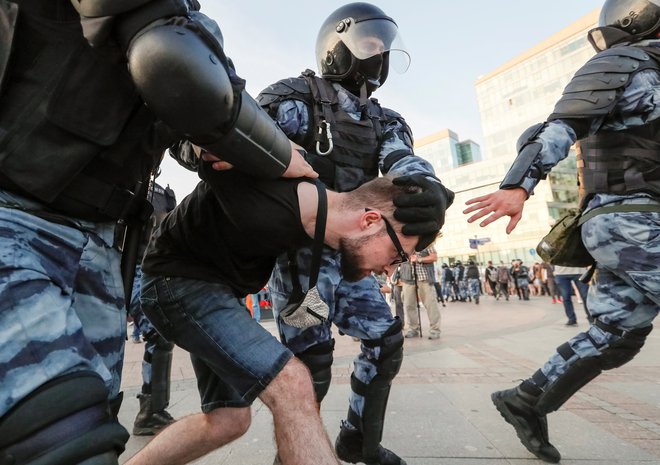 Jašin, ki so ga na sobotnih protestih prijeli, je na twitterju pozval k novim, večjim protestom prihodnjo soboto. FOTO: Shamil Zhumatov/Reuters