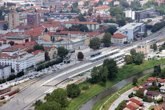 Lani so za 36,6 milijona evrov končali modernizaciji železniških postaj Celje in Laško. Na fotografiji: potniška železniška postaja in novi tiri v Celju. FOTO: Brane Piano