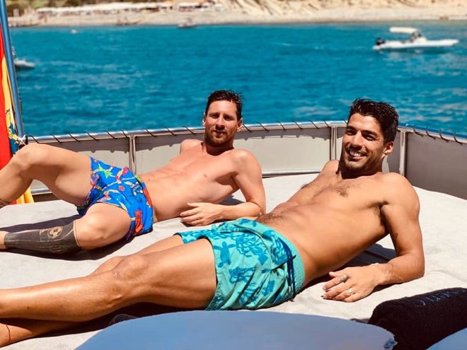 Takole sta na počitnicah na Ibizi uživala Lionel Messi in Luis Suarez. FOTO: Facebook