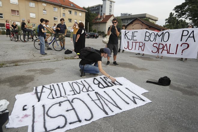 Protestniki nasprotujejo odkupovanju stanovanj od DUTB po tržnih cenah. FOTO: Leon Vidic/ Delo