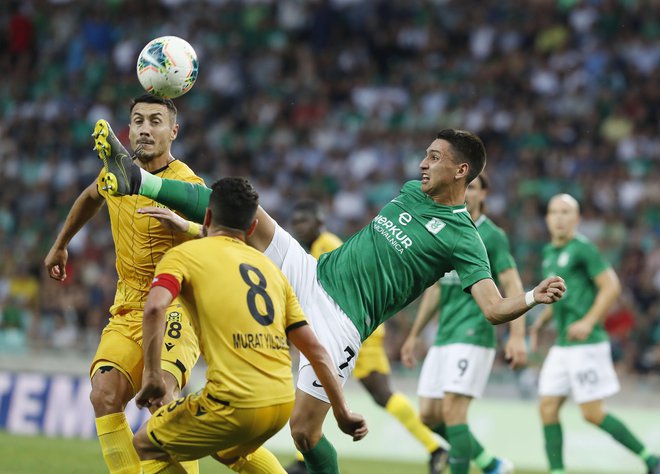 Luka Menalo je zamenjal poškodovanega Asmirja Suljića in odigral zelo solidno tekmo. FOTO: Leon Vidic/Delo