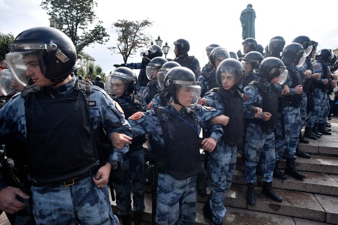 Pred začetkom protestov so varnostni organi zaprli središče mesta z železnimi ograjami, območje preletava tudi policijski helikopter. Foto: Afp