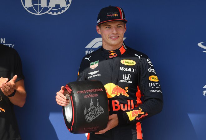 Max Verstappen z nagrado za najboljšega v kvalifikacijah. FOTO: AFP
