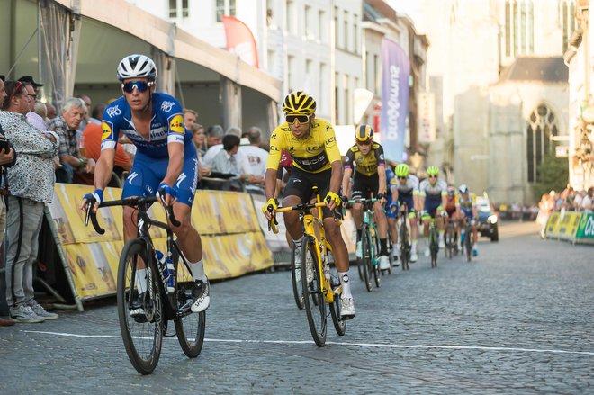 V minulem tednu je Evenepoel dirkal tudi na enem od tradicionalnih kriterijev po Touru v Aalstu, ob njem na fotografiji Egan Bernal v rumeni majici. FOTO: AFP