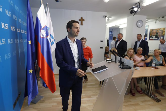 &raquo;Stiki med kabinetom predsednika vlade Marjana Šarca in menoj obstajajo, ob večjih stvareh, ki se dogajajo v parlamentu, komunicirava,&laquo; pravi Matej Tonin. FOTO: Leon Vidic/Delo