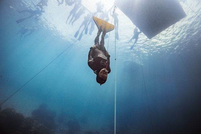 Alenka Artnik je na tekmi za karibski pokal z globine 111 metrov izplavala lahkotno in na površju delovala povsem mirno. Foto Alex St. Jean