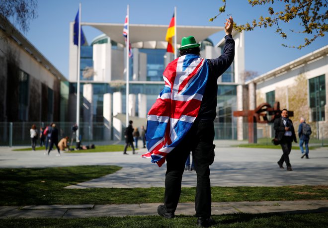 Osamljeni protestnik pred poslopjem kanclerske palače v Berlinu zbuja vtis, da Nemci niso zelo zaskrbljeni zaradi negativnih posledic, ki jih bo brexit prinesel njihovemu gospodarstvu. Foto Reuters