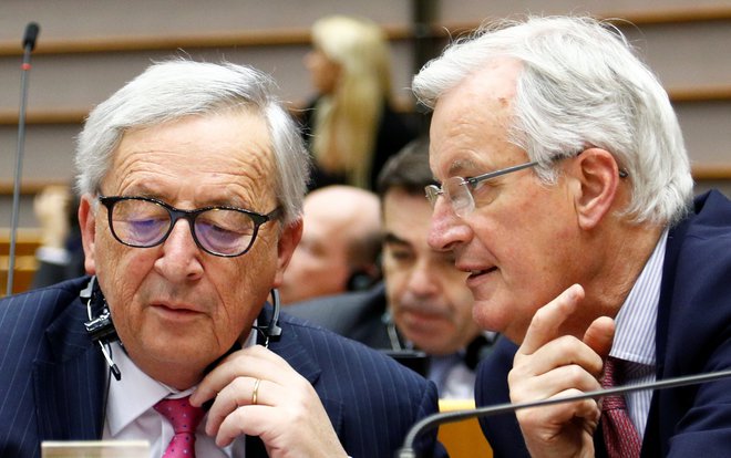 Odhajajoči predsednik evropske komisije Jean-Claude Juncker in njegov glavni pogajalec za brexit Michel Barnier. Foto Reuters