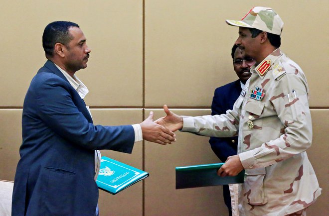 Dogovor o prehodnem vodenju države sta podpisala voditelj protestniškega gibanja Ahmad al Rabiah in zloglasni general Mohamed Hamdan Dagalo, ki bi lahko postal novi sudanski diktator. FOTO: Reuters