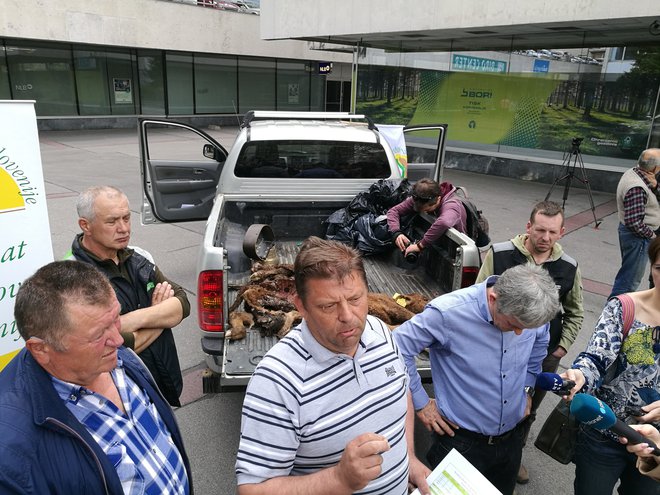 Kmetje so protestirali že aprila. Pred ministrstvom za okolje so napovedali morebitno ustanovitev kmečke varde. FOTO: Blaž Samec/Delo