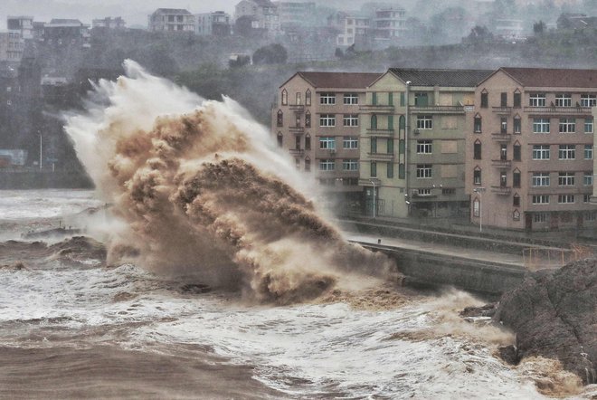 Tajfun je sicer od petka nekoliko oslabel, zato so kitajske oblasti stopnjo vremenske ogroženosti z najvišje znižale za eno stopnjo. FOTO: AFP