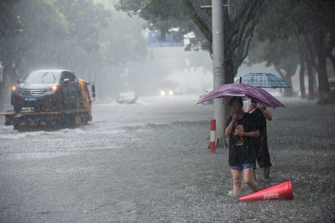 Tajfun Lekima z obilnimi padavinami in močnim vetrom s hitrostjo 187 kilometrov na uro je kitajsko obalo dosegel davi blizu mesta Wenling. FOTO: Reuters