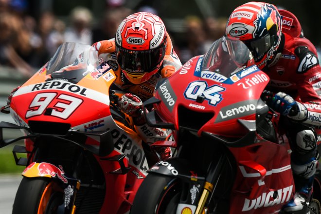 Marc Marquez (93) in Andrea Dovizioso (04) sta uprizorila pravi spektakel. FOTO: AFP