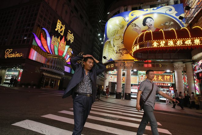Macao, ki zavzema približno tretjino newyorškega Manhattna, je eno od najbolj gosto poseljenih območij na svetu, znan in obiskan pa je predvsem zaradi igralnic. Več kot 40 jih ustvari veliko več prometa od Las Vegasa. FOTO: Reuters