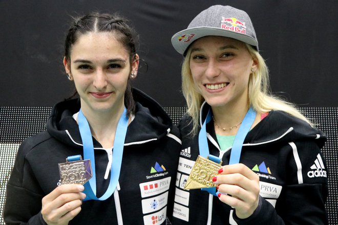 Takole sta žareli junakinji tekme v težavnosti Janja Garnbret z zlato kolajno in Mia Krampl s srebrno. FOTO: Manca Ogrin