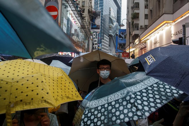Več kot poldrugi milijon protestnikov (po ocenah organizatorjev) se je danes kljub prepovedi policije iz parka Victoria podalo na ulice Hongkonga.Foto: Reuters
