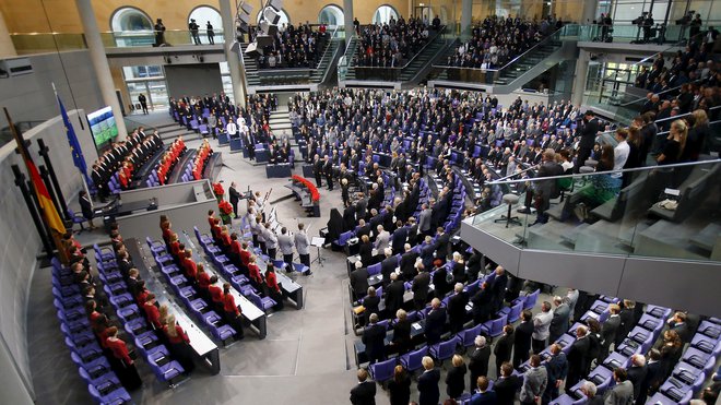 Poslanci s svojo plačo zaslužijo dobrih 10.000 evrov bruto na mesec, še višji so drugi prihodki. Foto: Reuters