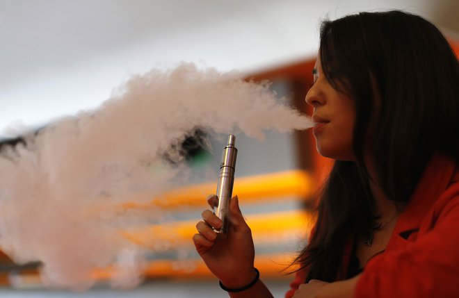 E-cigareti so zlasti med mladimi v ZDA postale izjemno priljubljene. FOTO: Mario Anzuoni/Reuters
