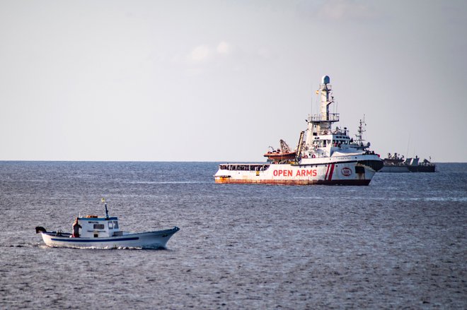 Španska humanitarna ladja Open Arms še vedno čaka pred italijanskim otokom Lampedusa. FOTO: Alessandro Serrano/AFP