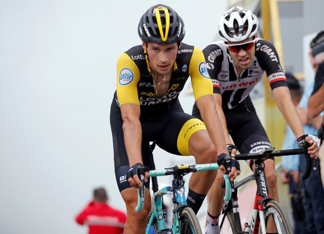 Primož Roglič (v ospredju) in Tom Dumoulin sta bila doslej velika tekmeca, prihodnjo sezona pa bosta skupaj branila barve ekipe Jumbo Visma. FOTO: Reuters