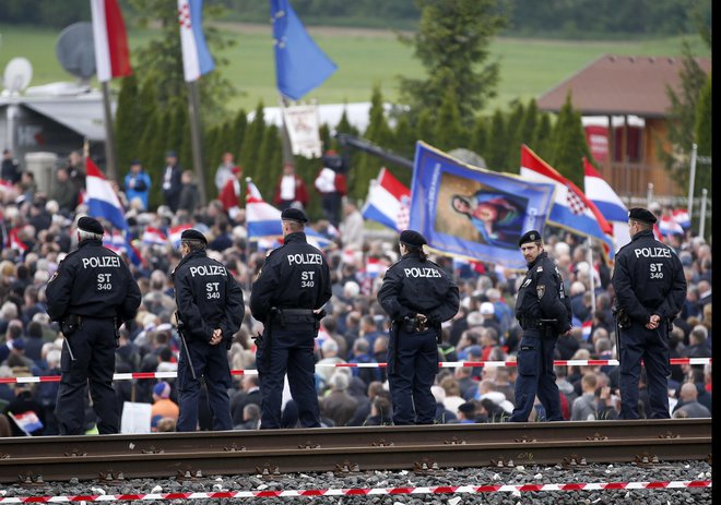 Na letošnjem zborovanju Hrvatov v spomin na žrtve povojnih pobojev na Libuškem polju so bili prepovedani fašistični pozdravi in nošenje ustaških simbolov. FOTO: Matej Družnik