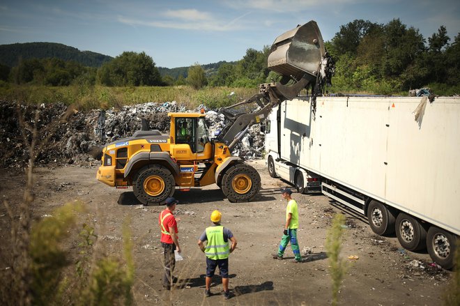 Odvoz odpadkov v Zalogu pri Straži bo potekal v dveh fazah, skupno jih bodo odstranili in na sežig odpeljali okoli 7500 ton. FOTO: Jure Eržen