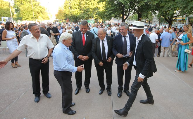 Gostitelj, ljubljanski župan Zoran Janković, prvi predsednik Milan Kučan, murskosoboški župan Aleksander Jevšek, evangeličanski škof Geza Filo in njegov predhodnik Geza Erniša ter Vlado Kreslin. FOTO Jože Suhadolnik/Delo