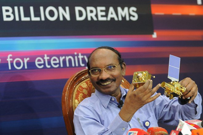 Predsedniku indijske vesoljske organizacije K. Sivan se smeje, saj gre sondi Čandrajan 2 vse kot po maslu. FOTO: Manjunath Kiran/AFP