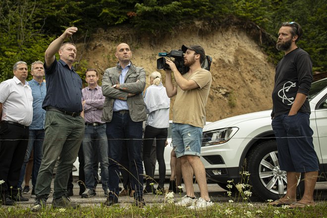 Minister za okolje Simon Zajc (na sredini) najmanjše sprejemljivo število medvedov, ki ga navaja osnutek strategije upravljanja medveda, predstavlja kot optimalno. FOTO: Voranc Vogel