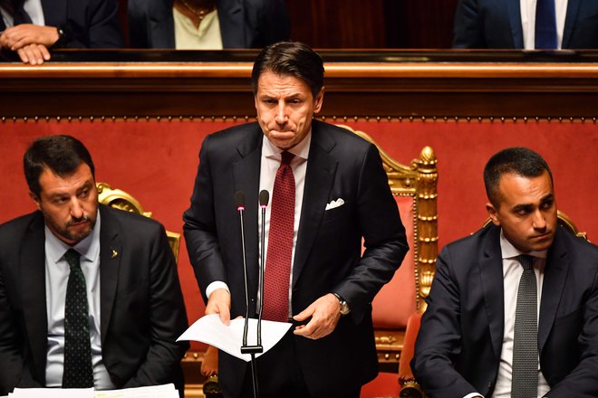 Italijanski premier Giuseppe Conte je med govorom v senatu ostro napadel voditelja Lige Mattea Salvinija in mu pripisal krivdo za vladno krizo. Foto Afp