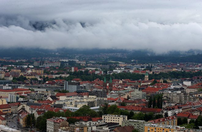 Predsednik Skupnosti občin Slovenije Aleksander Jevšek je dejal, da je treba formulo za izračun povprečnine spremeniti, a je treba bolj upoštevati individualne značilnosti posamezne občine, sicer se dogajajo &raquo;demografski problemi, mladi se izseljujejo iz nerazvitih območij in to želimo preprečiti&laquo;. Pri tem niso na udaru le majhne občine, ampak tudi Maribor, je po mnenju nekaterih kolateralna škoda sistema financiranja občin. FOTO: Tadej Regent/Delo