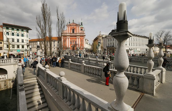 Tatovi, ki se v turističnih krajih ukvarjajo s torbičarstvom, delujejo tudi v Ljubljani. Foto Leon Vidic