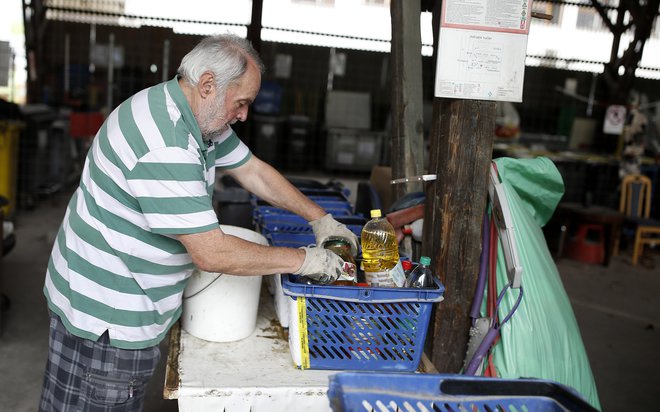 Odpadno olje pogosto prinesejo iz več gospodinjstev skupaj. FOTO Blaž Samec/Delo